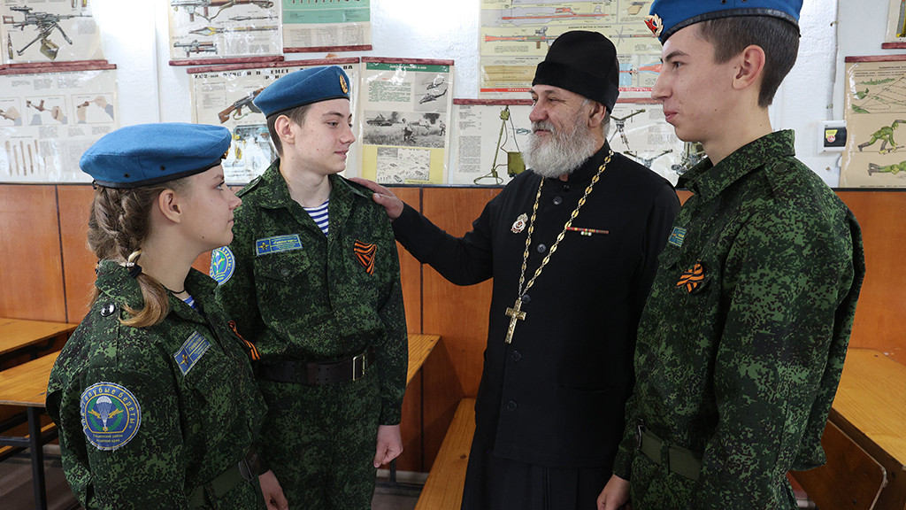 Алтайский патриотический клуб помогает школьникам подготовиться к военной карьере Фото №1