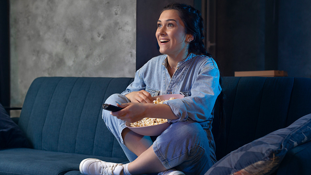 Фото: https://www.freepik.com/free-photo/young-woman-watching-streaming-service-home_15457753