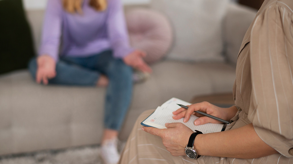 Фото: https://www.freepik.com/free-photo/side-view-young-girl-talking-therapist_37516560