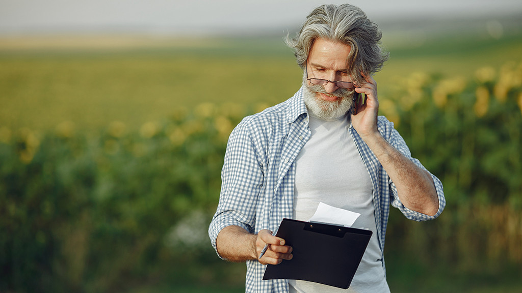 Фото: https://www.freepik.com/free-photo/farmer-examines-field-agronomist-farmer-examines-growth-wheat_10065576