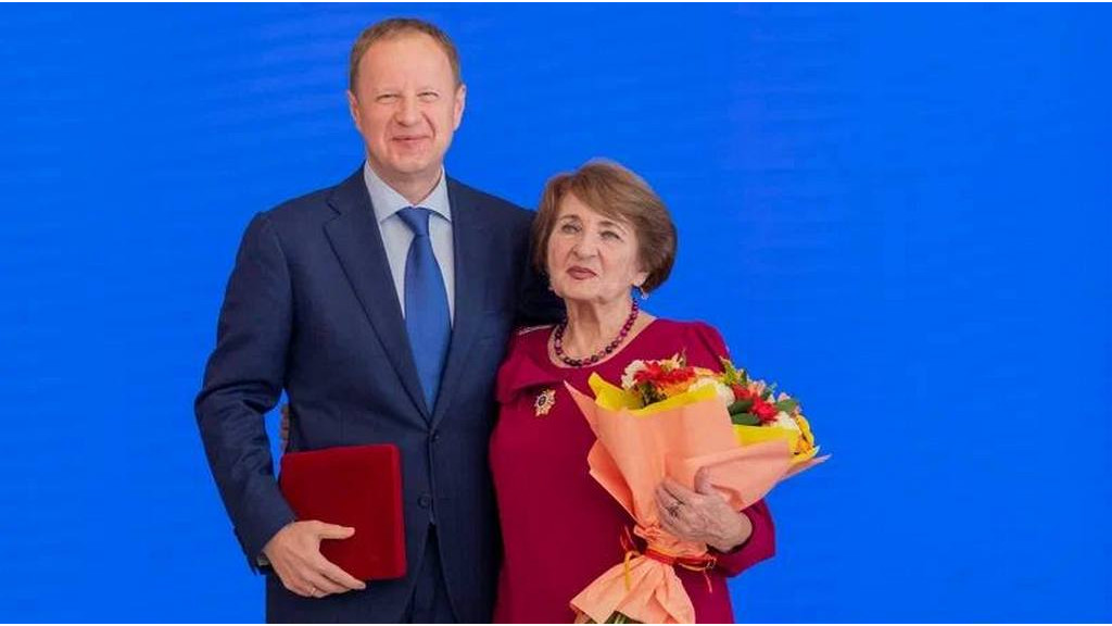 Виктор Томенко поздравил с 80-летием почетного гражданина Алтайского края Надежду Ремнёву Фото №1