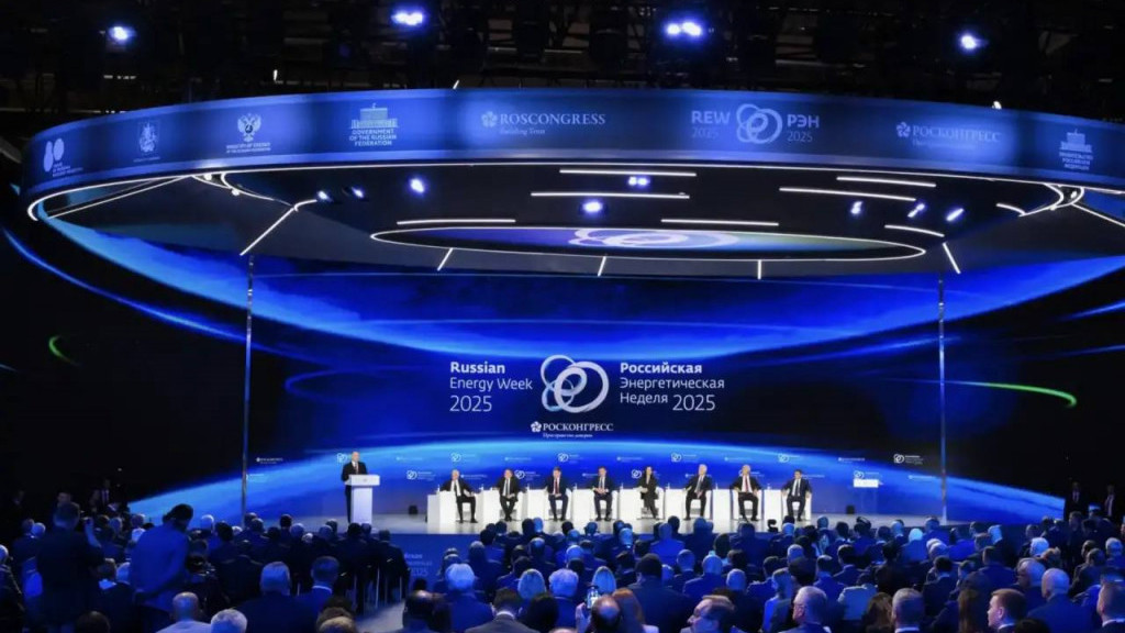 Виктор Томенко принял участие в пленарном заседании форума «Российская энергетическая неделя» Фото №1