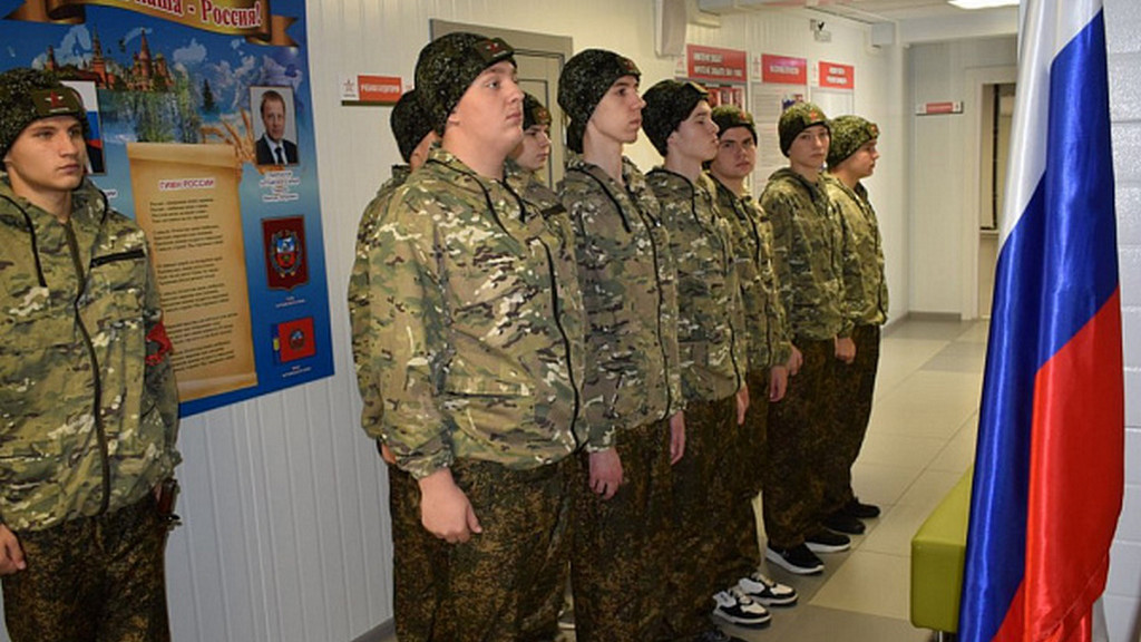 Депутаты АКЗС изучили, как проводятся учебные военные сборы школьников в центре «Авангард22» Фото №1