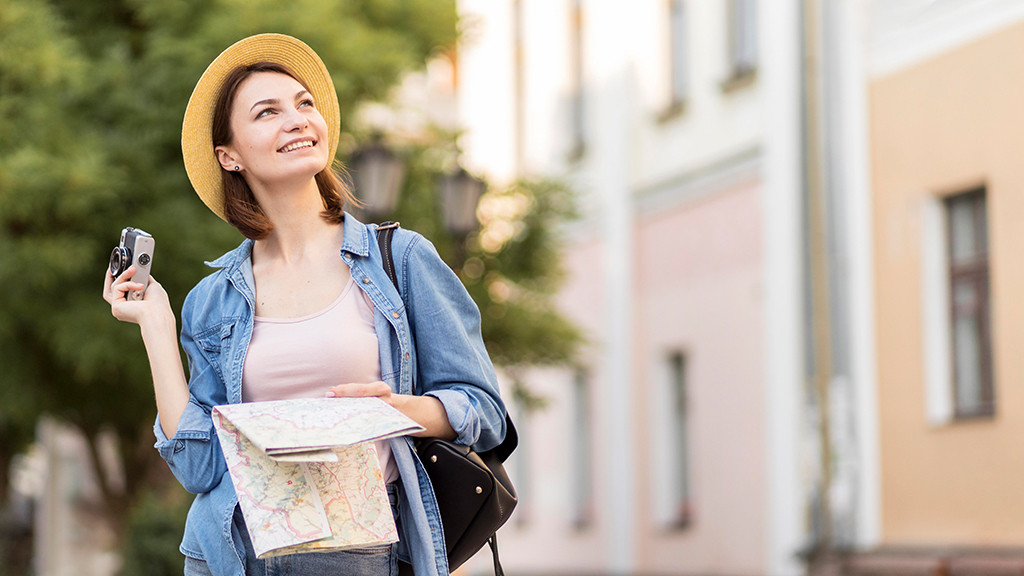 Фото: https://www.freepik.com/free-photo/traveller-with-hat-map-enjoying-holiday_9129235