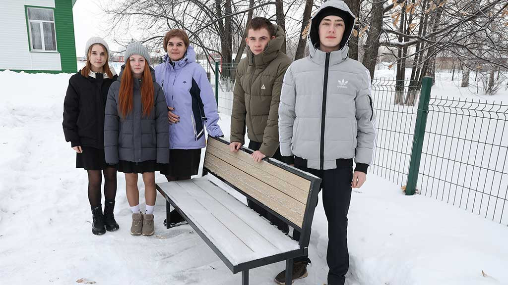 Молодежь из алтайского села преображает школьную территорию Фото №1