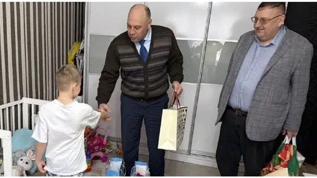 Данил Ситников вручил новогодний подарок юному художнику из Алейска Фото №1