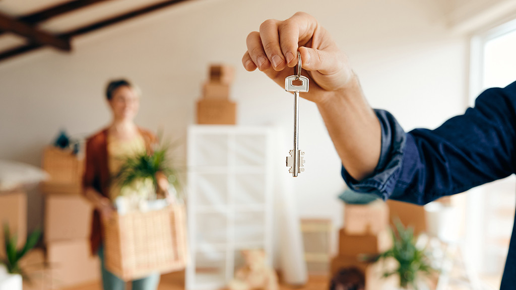 Фото: https://www.freepik.com/free-photo/closeup-man-holding-key-his-new-home_26922787