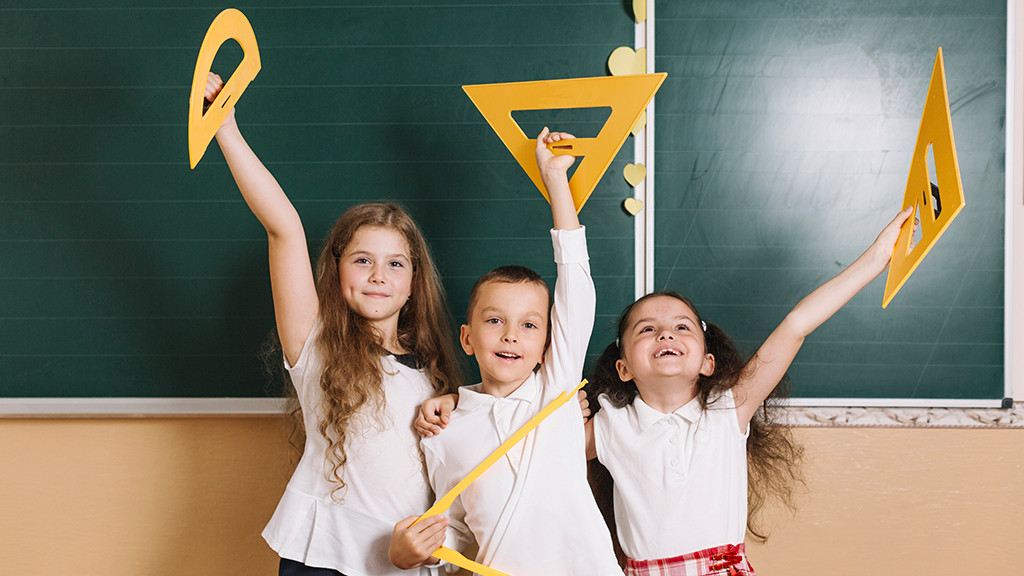 Фото: https://www.freepik.com/free-photo/classmates-with-geometry-equipment_1263171