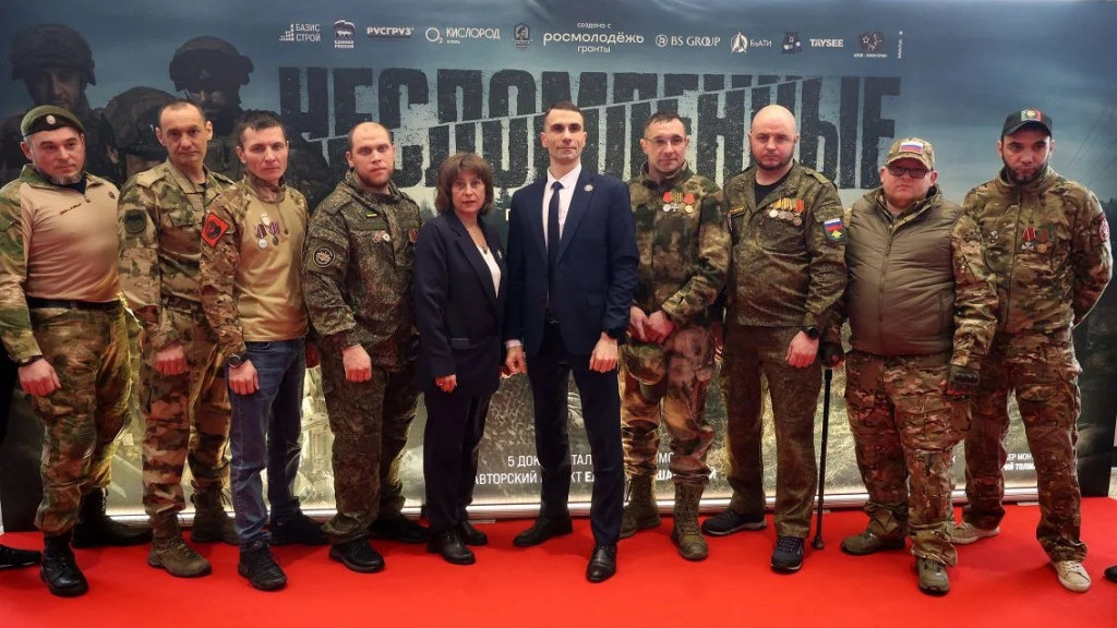Виктор Томенко поблагодарил творческую группу «Народного кино Алтайского края» за создание фильма «Несломленные» Фото №1