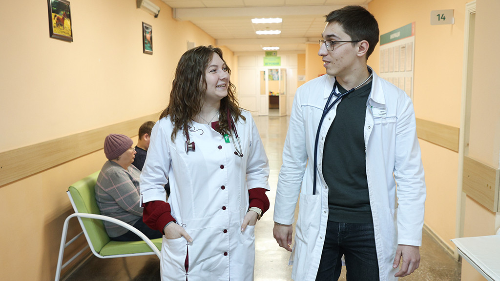 «Нам есть с чем сравнивать»: супруги-медики переехали из Барнаула, чтобы жить и работать в селе Фото №1