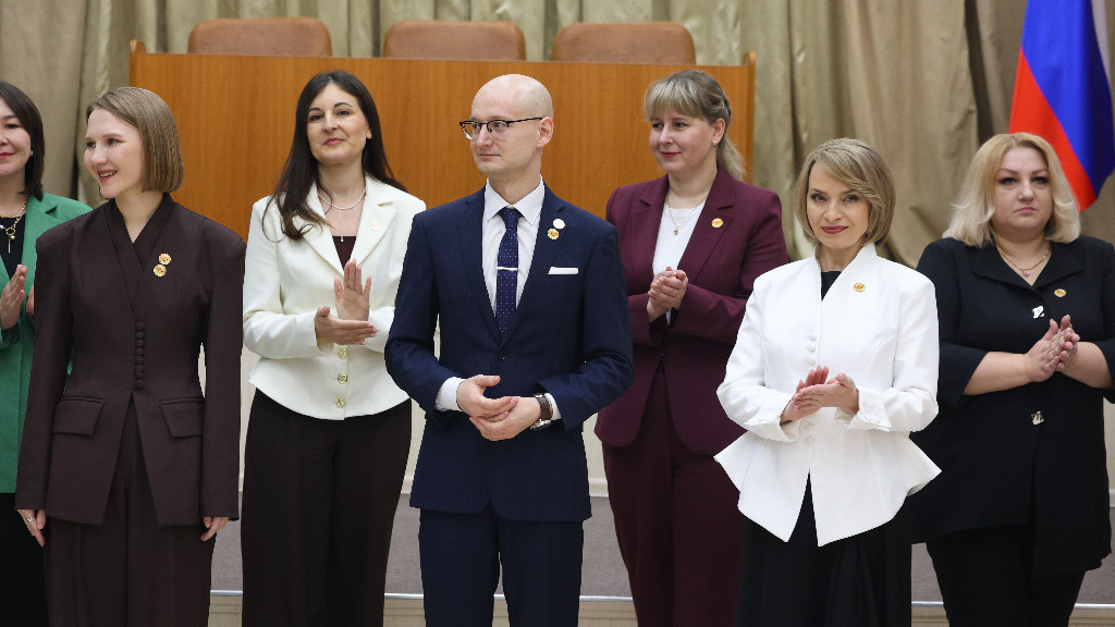 Виктор Томенко поздравил победителей конкурса «Учитель года Алтая — 2026» Фото №1