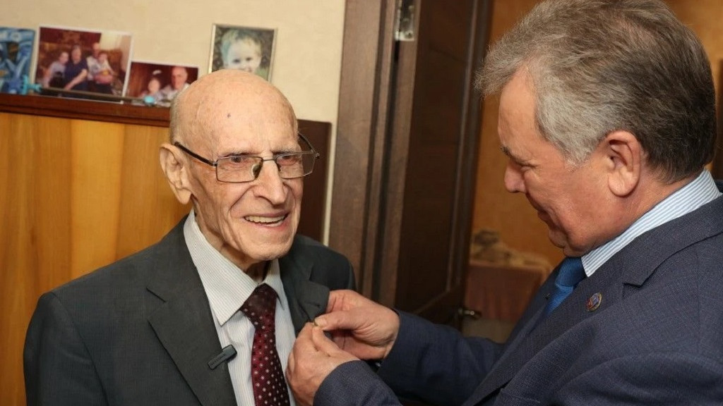 Александр Романенко вручил знак «Жителю блокадного Ленинграда» 91-летнему барнаульцу Виктору Мостакову Фото №1