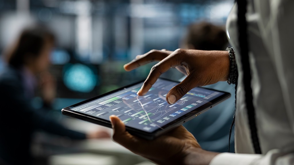 Фото: https://www.magnific.com/free-photo/close-up-data-center-computer-scientist-using-tablet-deploying-servers-network-hardware-it_424161709