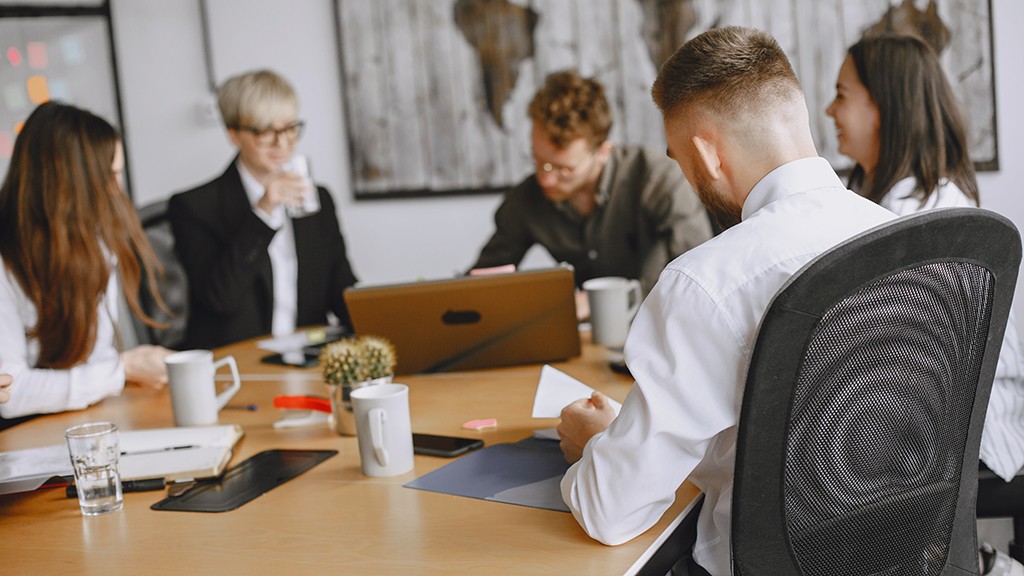 Фото: https://www.magnific.com/free-photo/people-are-working-project-men-women-suits-sitting-table-businessmen-use-laptop_11162047
