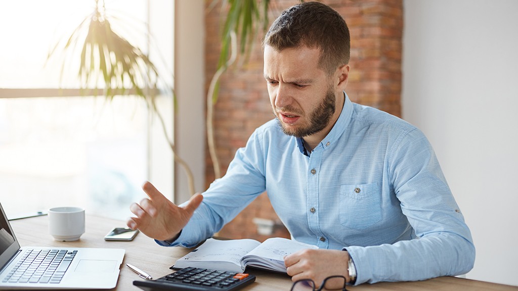 Фото: https://www.magnific.com/free-photo/portrait-unhappy-mature-bearded-accountant-working-company-office_8225516