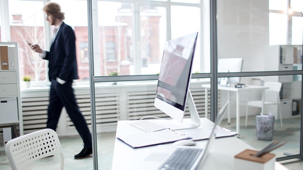 Фото: https://www.magnific.com/free-photo/modern-workplace_5400377