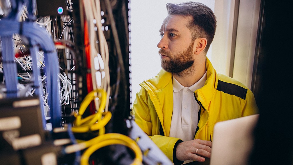 Фото: https://www.magnific.com/free-photo/young-man-engineer-making-program-analyses_7200232
