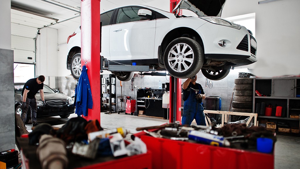 Фото: https://www.magnific.com/free-photo/car-repair-maintenance-theme-mechanic-uniform-working-auto-service_26131438