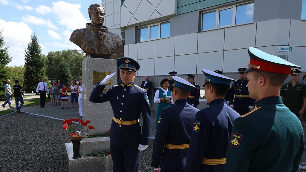 Посещение родины Германа Титова стало ежегодной традицией для многих людей Фото №1