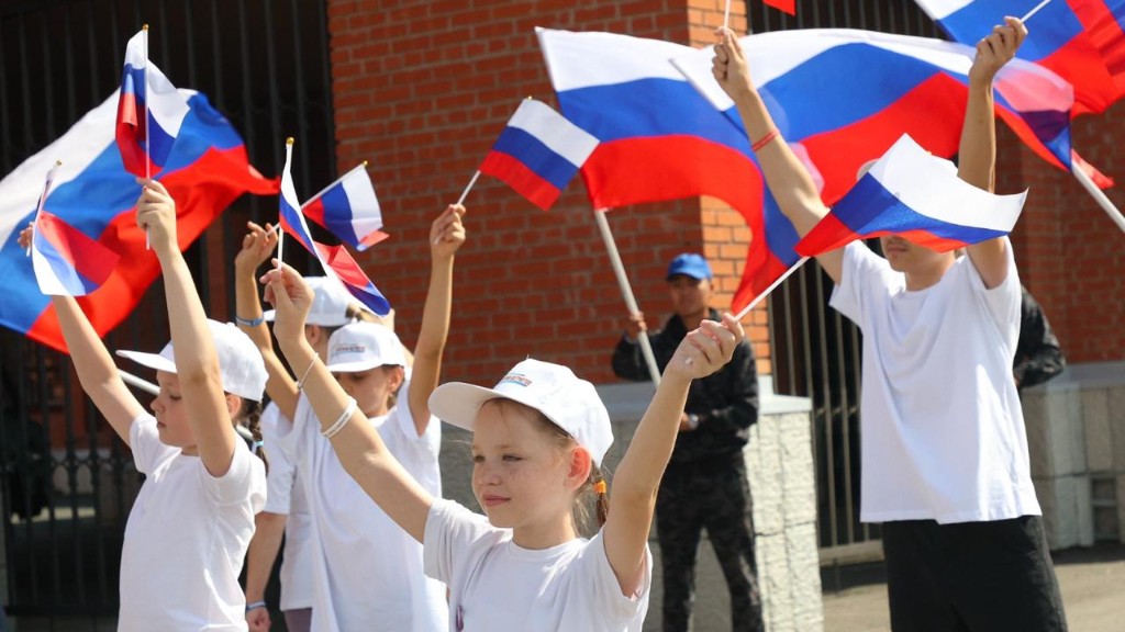Как отмечают День государственного флага России в Сибири Фото №1