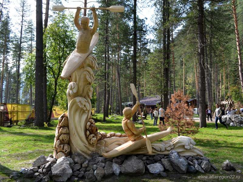 Кто создал лучшие скульптуры из дерева на фестивале в Алтайском крае? Фото №2