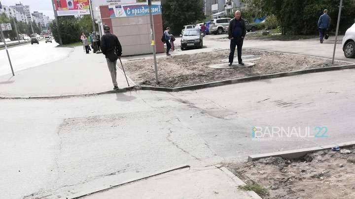 Асфальт провалился на оживленном перекрестке в Барнауле Фото №1