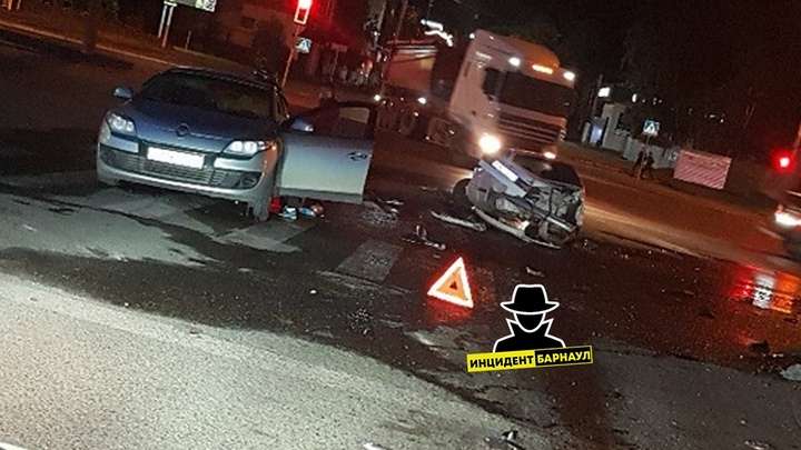 Очевидцы: Женщина пострадала при столкновении Renault и Toyota в Барнауле Фото №1