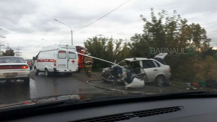 Водитель Lada Kalina умер после ДТП с бетономешалкой в Барнауле Фото №1