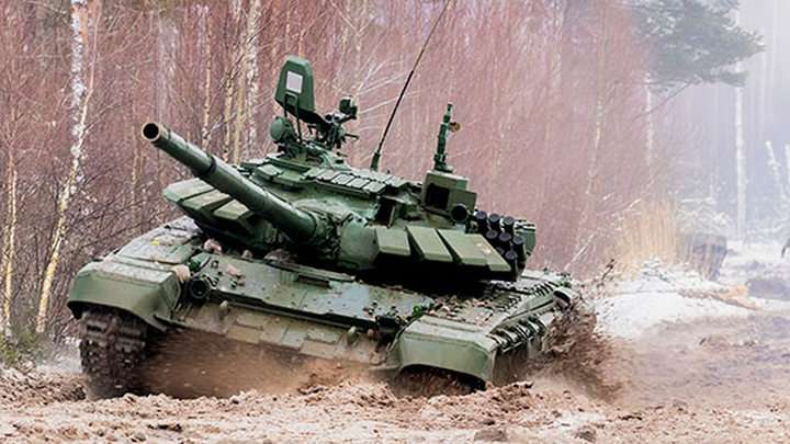 Военные в Алтайском крае отработали экстремальное вождение танков Т-72 Фото №1