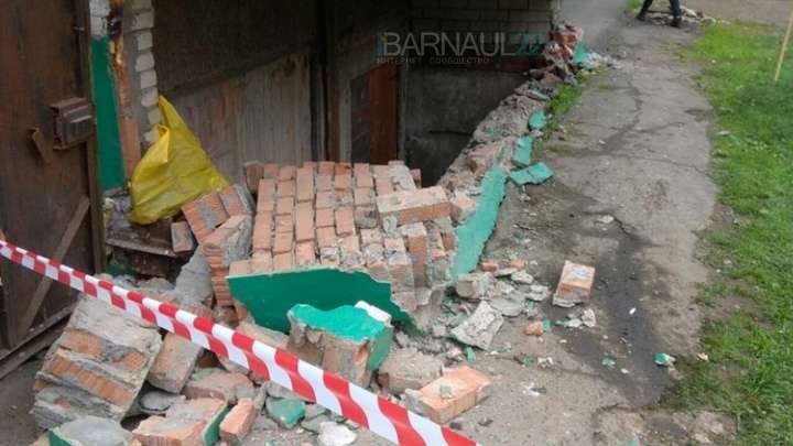 Машина разгромила вход в подвал дома в Барнауле – очевидцы Фото №1