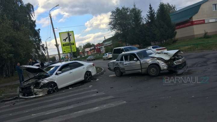 В Барнауле машины не поделили перекресток Фото №1