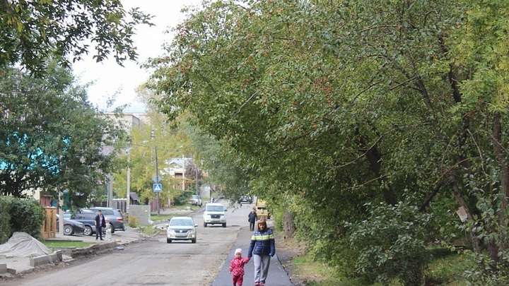 Тротуары начали восстанавливать на ул. Бехтерева в Барнауле Фото №1