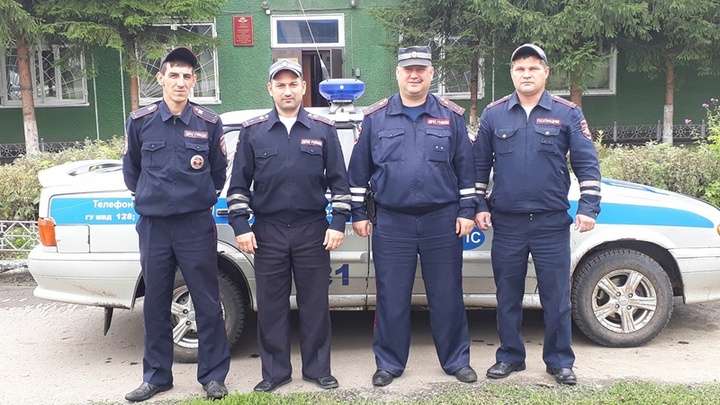 Полицейские спасли женщину на пожаре в алтайском селе Фото №1
