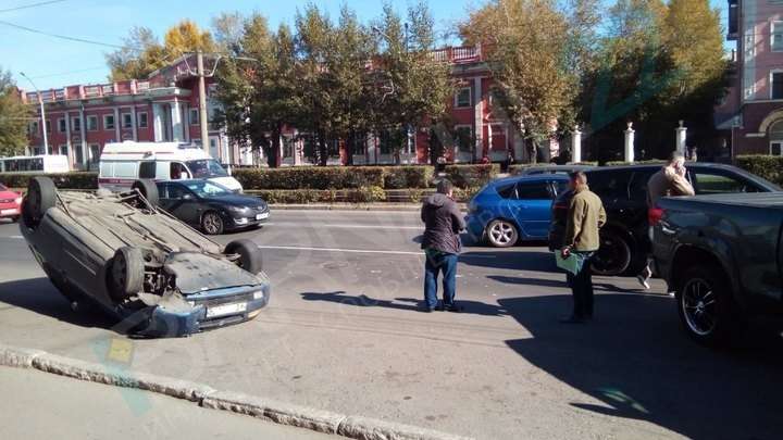 Автомобиль перевернулся на крышу на пр. Ленина в Барнауле Фото №1
