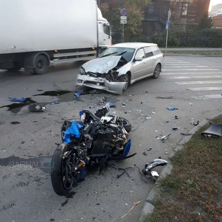 Мотоциклист пострадал в жестком ДТП с Subaru в Барнауле Фото №2