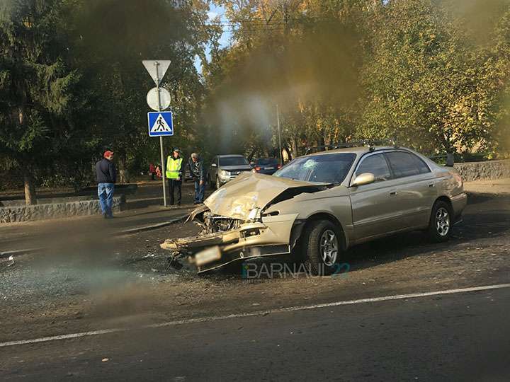 Автобус столкнулся с «легковушкой» в Барнауле Фото №2
