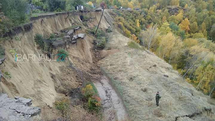 Берег Оби обрушился с участком дороги в пригородном поселке Барнаула Фото №1