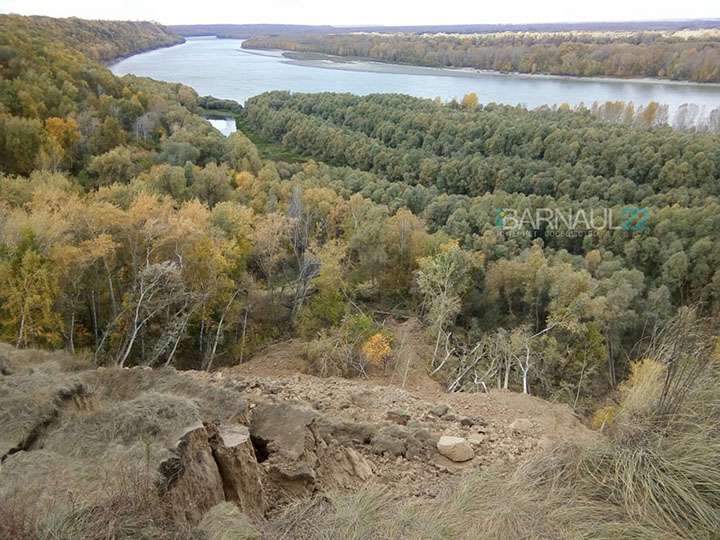 Берег Оби обрушился с участком дороги в пригородном поселке Барнаула Фото №4