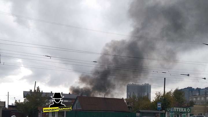 В Барнауле в одном из домов огонь охватил 400 квадратных метров Фото №1