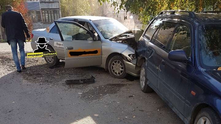 ДТП с такси произошло в Барнауле. Двое пострадали Фото №1