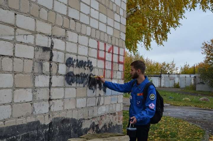 700 надписей с адресами наркодилеров закрасили на домах Рубцовска Фото №2
