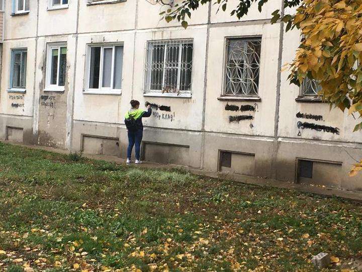 700 надписей с адресами наркодилеров закрасили на домах Рубцовска Фото №3