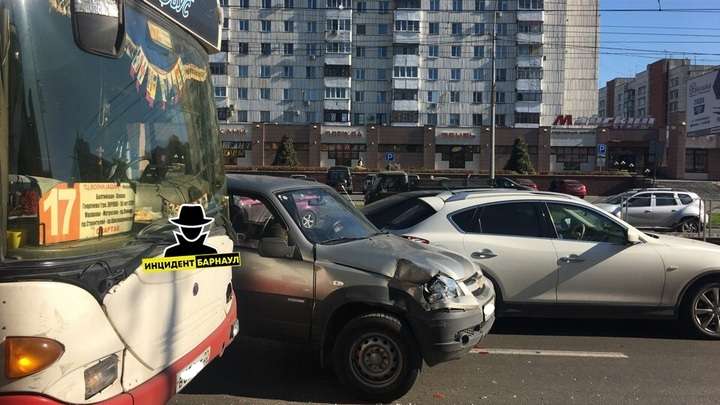 ДТП с автобусом произошло в Барнауле. Пострадала пассажирка Фото №1