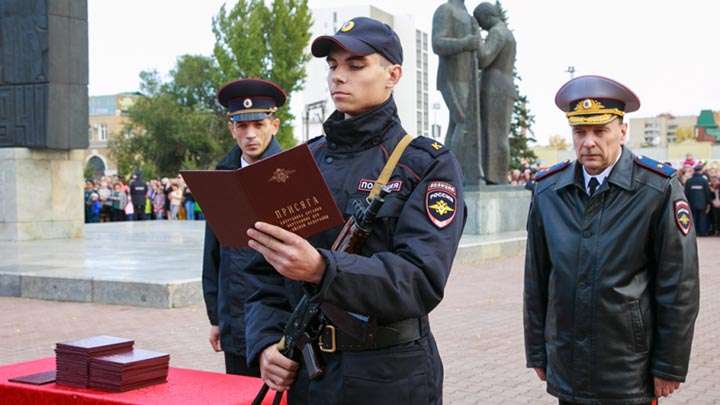 Курсанты Барнаульского юридического института приняли присягу 29 сентября Фото №1