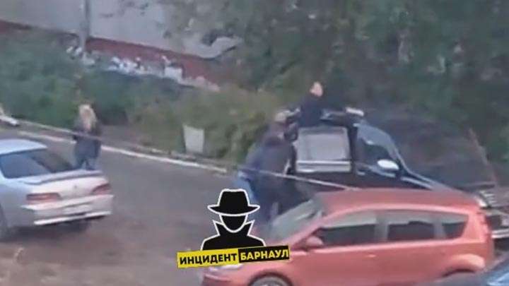 Похищение? Трое парней в Барнауле силой затолкали в машину четвертого Фото №1