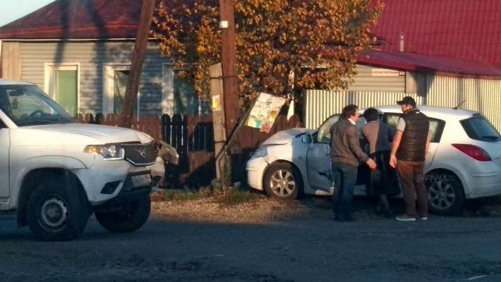 Автомобиль в Барнауле чуть не протаранил жилой дом Фото №1