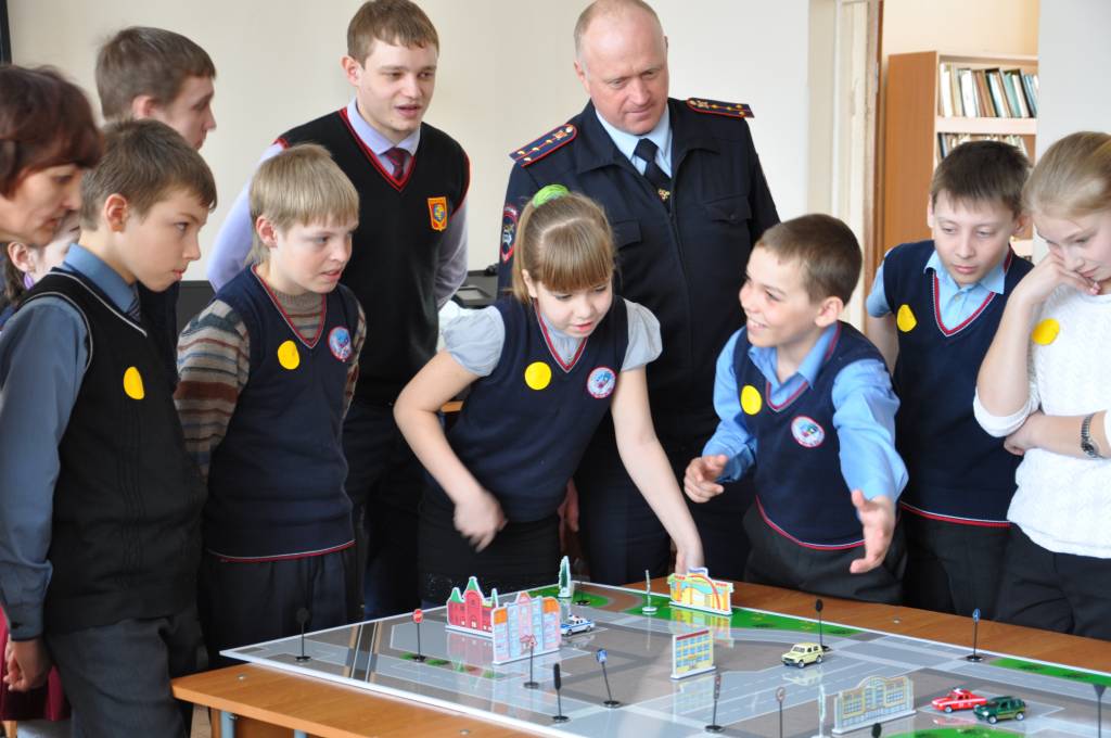 В школах усилят безопасность. Школа 53 Барнаул. Повышение безопасности дорожного движения. Обучение ПДД В школе. БДД фото.