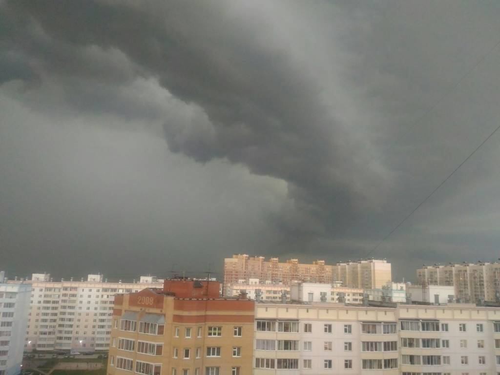 Бури на сегодня новокузнецк. Ураган в Новосибирске. Смерч в Новосибирске. Смерч Торнадо Москве. Смерч в городе.