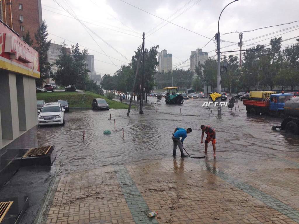 Залил улицу водой. Потоп в Новосибирске. Ливень в Новосибирске. Новосибирск затопило после дождя. Наводнение в Новосибирске 2015.