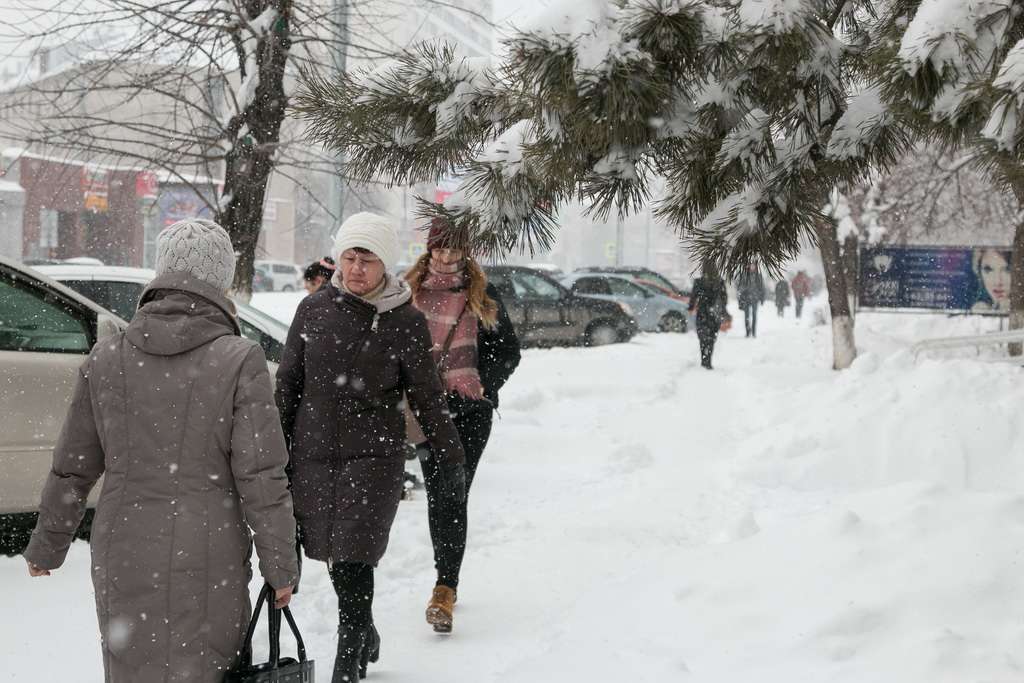 По часам в барнауле на сегодня. Барнаул снег. Снегопад в Барнауле. Снег в Барнауле сегодня. С возвращением зимы.